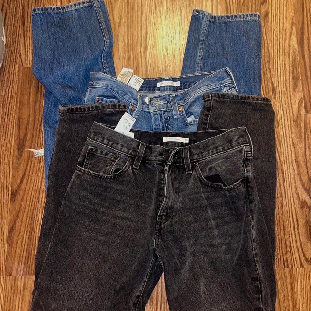 2 pairs of women’s Levi’s. washed black (28) and dark blue wash (27)